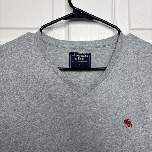 2010s Abercrombie & Fitch Small Gray V-Neck Tee Shirt Red Moose Logo Cotton Top - Picture 4 of 7